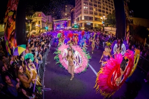 mode de vie fit shanna managing san diego mardi gras parade dancers