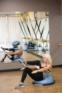 mode de vie fit basic bosu crunches with alternating leg lifts