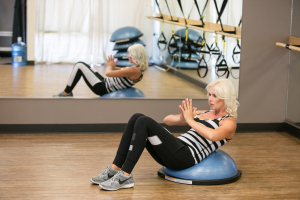 mode de vie fit shanna bosu obliques in prayer position