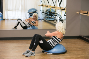 mode de vie fit shanna bosu abdominal obliques in prayer position 