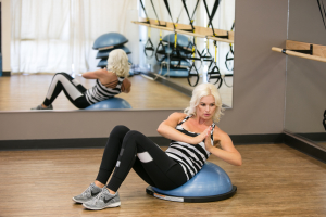 mode de vie fit shanna bosu abdominals obliques in prayer position