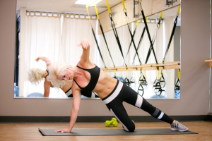 mode de vie fit shanna side plank on knee beach ball hug variation